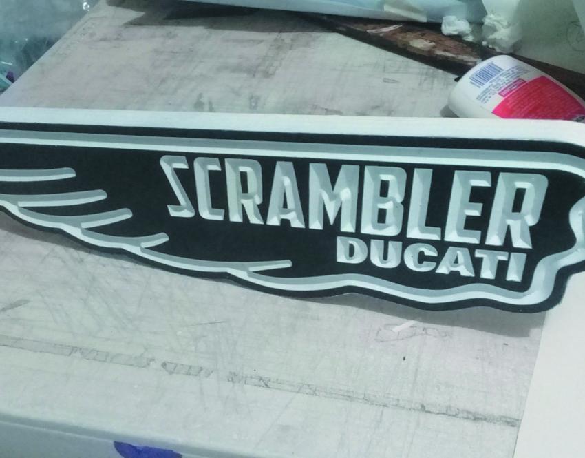 letras coorporeas logotipo gravado ducati